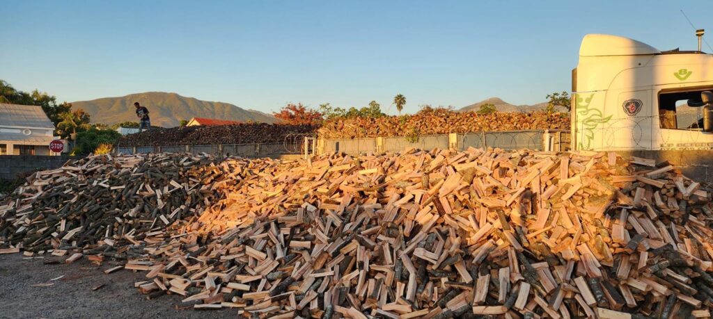 woodpile6 braai wood and fireplace - kaggel hout en braai hout, paarl en wellington